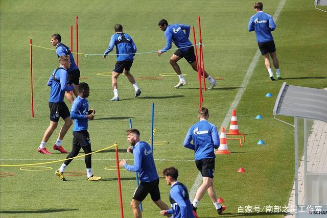 马刺首战首发阵容引发福克斯未来猜测